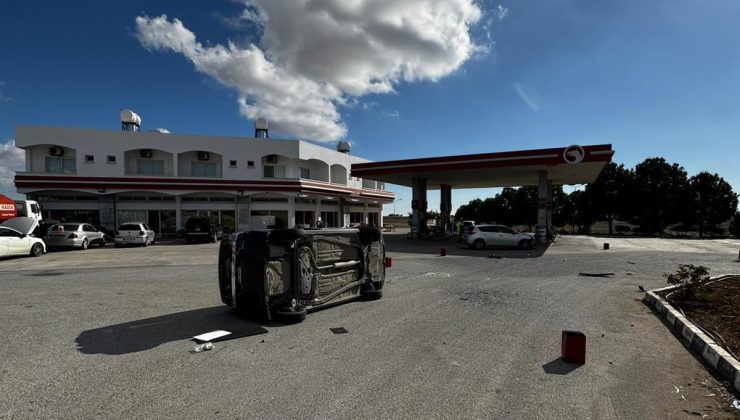 Petrol istasyonu içinde meydana gelen kazada bir araç yan yattı