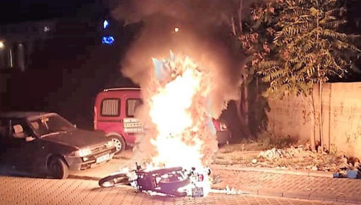 Mağusa’da seyir halindeki motosiklet alev alarak tamamen yandı