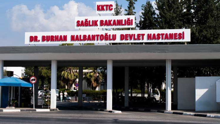 Merdivenden düşen Zhang Lianfeng beyin kanaması teşhisi ile hastaneye kaldırıldı