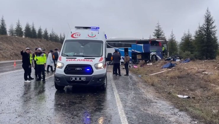 Eskişehir’de meydana gelen feci kazada, Yolcu otobüsü devrildi, ölü ve yaralılar var