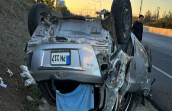 Lefkoşa – Girne Anayolunda toprak sete çarpan araç su kanalına devrildi