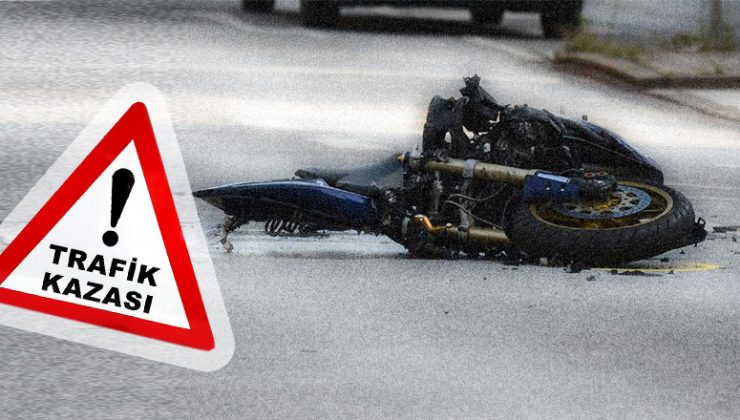 Motosiklet ile yol kenarındaki beton su deposuna çarpan sürücünün ayağı kırıldı