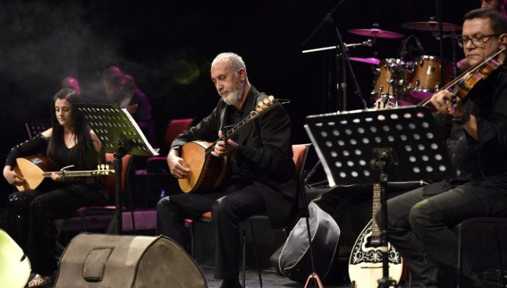 Lefkoşa Belediye Orkestrası konserinde Zülfü Livaneli şarkılarıhep bir ağızdan söylendi