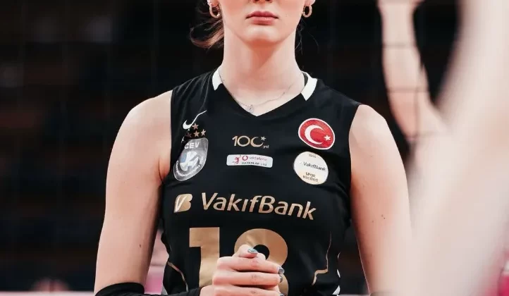 Zehra Güneş yeni pozu ve Siyah mini eteğiyle yine büyüledi