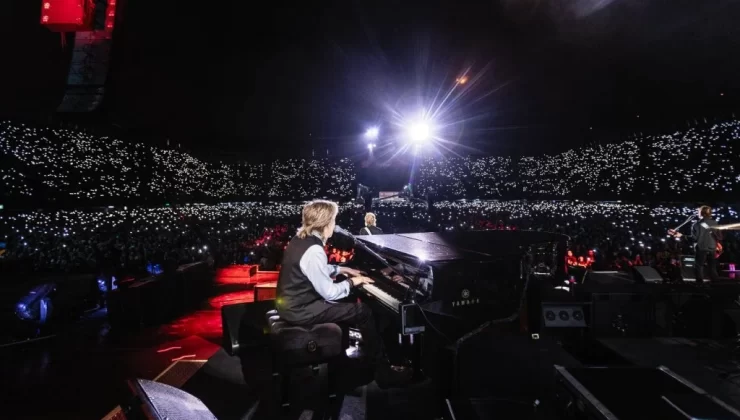 The Beatles efsanesi Paul McCartney ve Ringo Starrr’dan Londra’da tarihi konser: 50 yıl sonra Hofner bas gitarını çaldı