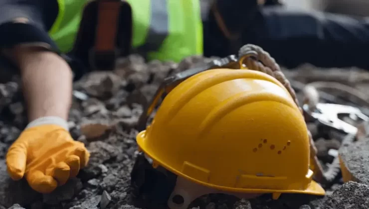 Edremit’te ağaç budarken 4 metre yükseklikten düşen şahsın sağ ayak bileği kırıldı
