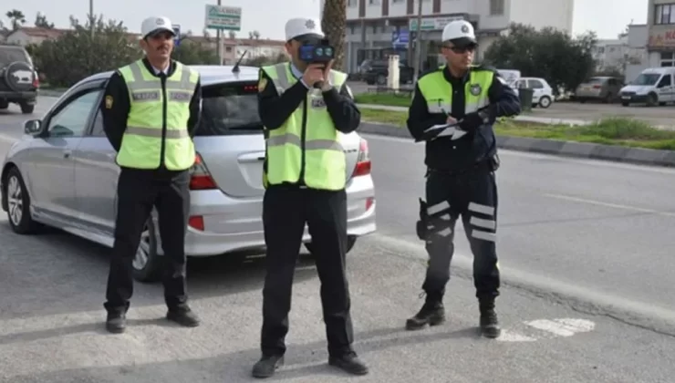 Trafik denetimlerinde 1,699 araç sürücüsü kontrol edildi, 304 araç sürücüsü rapor edildi, 32 araç trafikten men edildi