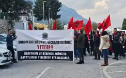KTOEÖS, Lapta Yavuzlar Lisesi’nin konteyner sınıfları ile ilgili olarak “Güvensiz okullar istemiyoruz” sloganıyla eylem yaptı