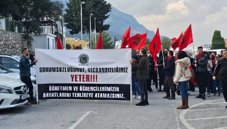 KTOEÖS, Lapta Yavuzlar Lisesi’nin konteyner sınıfları ile ilgili olarak “Güvensiz okullar istemiyoruz” sloganıyla eylem yaptı