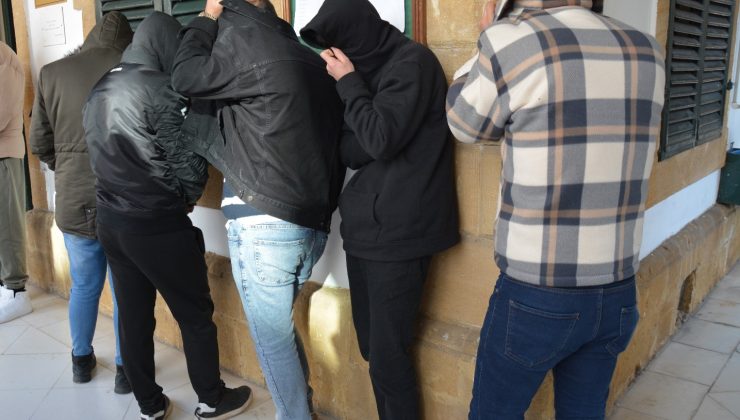 Demirhan’da bir market içerisinde 3 bin 60 TL değerinde ürün çalan 5 kişi teminata bağlandı