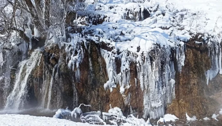 Bitlis’te hava sıcaklığı -20’ye kadar düştü! Tatvan ilçesinde bulunan ve soğuk hava nedeniyle donan Arpet Şelalesi’nin görüntüsü nefes kesti