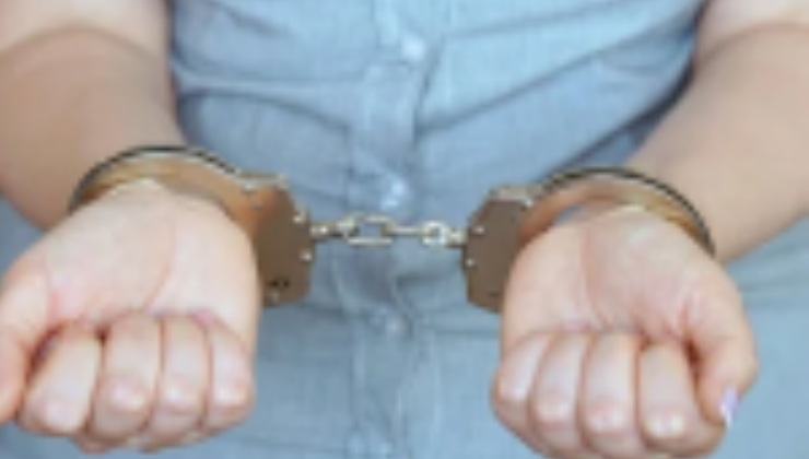 Alkollü içki tesiri altındaki kadın, polislere küfür edip bağırıp çağırmak suretiyle rahatsızlık yaptı