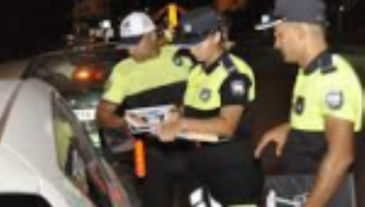 1,762 araç sürücüsü kontrol edildi, 422 sürücü rapor edildi. 3 sürücü ise tutuklandı