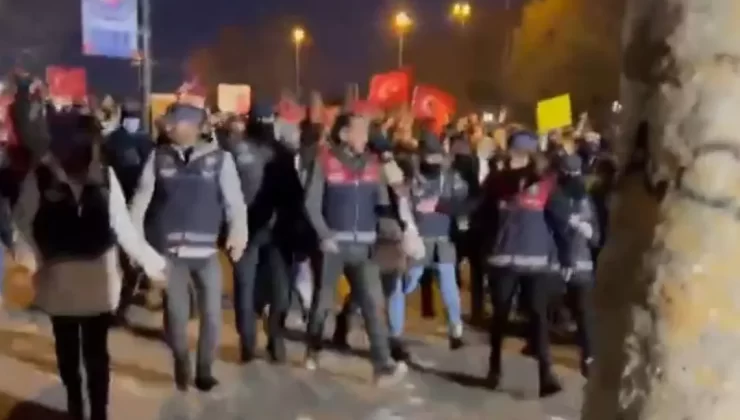 Saraçhane’de İmamoğlu protestosu! Öğrenciler ve polis arasında anlaşma: Barikatlar kaldırıldı