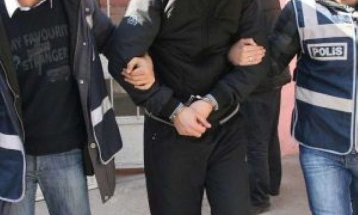 Gönyeli’de devriye gezen polisi gören şahıs uyuşturucu maddeyi yutmaya çalıştı 2 kişi tutuklandı