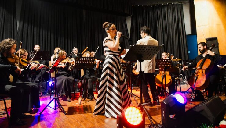 İpek Amber ve Lefkoşa Belediye Orkestrası müzikseverlere nostaljik anlar yaşattı