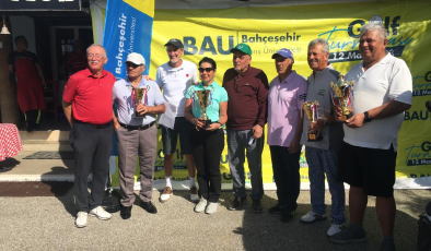 CMC’de Bahçeşehir Kıbrıs Üniversitesi Golf Turnuvası Şampiyonu Nilüfer Talay. 