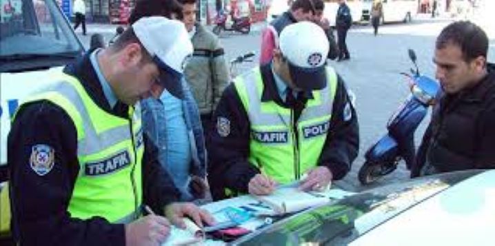 Tehlikeli sürüşten durdurulan araçtan uyuşturucu çıktı