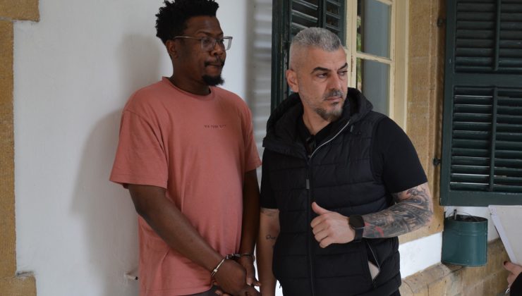 Polisi görünce, aracından yarım kilo uyuşturucuyu atıp kaçan Raymond Tonwe, 2 gün tutuklu kalacak