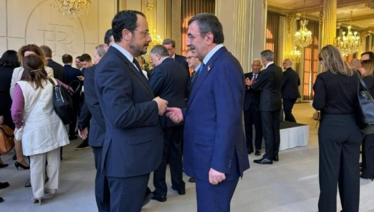 Cevdet Yılmaz ile Hristodoulidis bir ara ayaküstü görüşmede bulundu