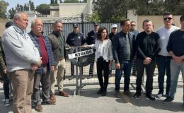 Öğretmen Sendikaları TC Elçiliği önüne siyah çelenk bıraktı