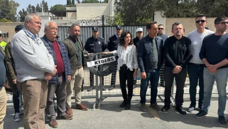 Öğretmen Sendikaları TC Elçiliği önüne siyah çelenk bıraktı