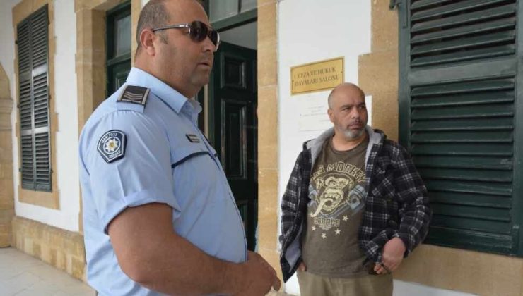 15 yıl önce sahte evrak ile 2 kişiye çıkış yaptırmaya çalışan Kerem Dogen 15 yıl sonra giriş yaparken yakalandı. 3 gün tutuklu kalacak