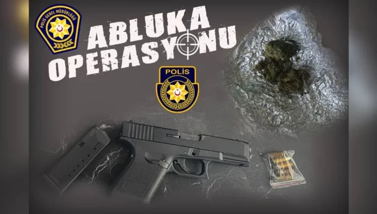 Karşıyaka’da ‘Abluka Operasyonu’ kapsamında 25 yaşındaki şahsın evinde yapılan aramada silah ve uyuşturucu tespit edildi
