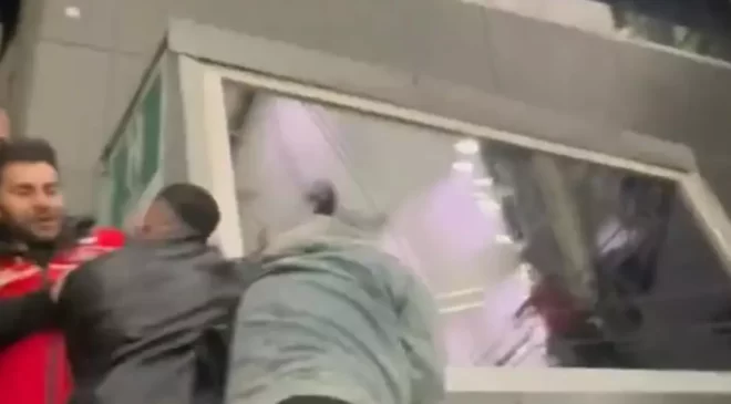 Kadıköy’de beraberlik sonrası ortalık karıştı! Taraftarlar stadı terk etmiyor… Yönetime büyük tepki, DJ kabinine bile saldırdılar!
