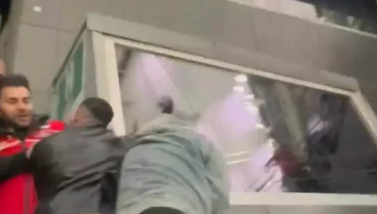 Kadıköy’de beraberlik sonrası ortalık karıştı! Taraftarlar stadı terk etmiyor… Yönetime büyük tepki, DJ kabinine bile saldırdılar!