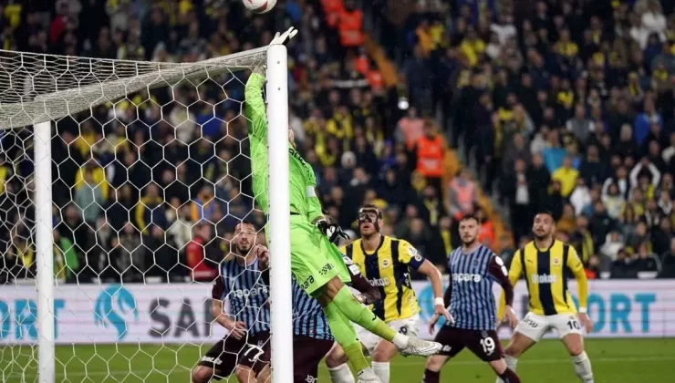 Fenerbahçe geriden gelip kazandı! Sarı-Lacivertliler sahasında Trabzonspor’u 4-1 mağlup etti, Galatasaray ile olan puan farkını 3’e düşürdü