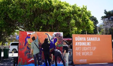 ARUCAD, Dünya Sanat Günü’nde Girne Ramadan Cemil Meydanı’ndaydı