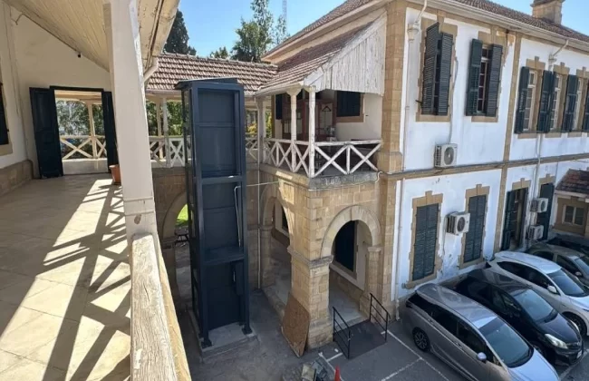 Lefkoşa ve Girne Kaza Mahkemelerine yaşlılar ve engelli bireyler için asansör kuruldu