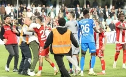 Süper Lig’de olaylı maç! Taraftarlar sahaya indi, hakeme saldırı son anda önlendi