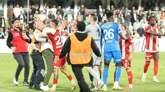 Süper Lig’de olaylı maç! Taraftarlar sahaya indi, hakeme saldırı son anda önlendi