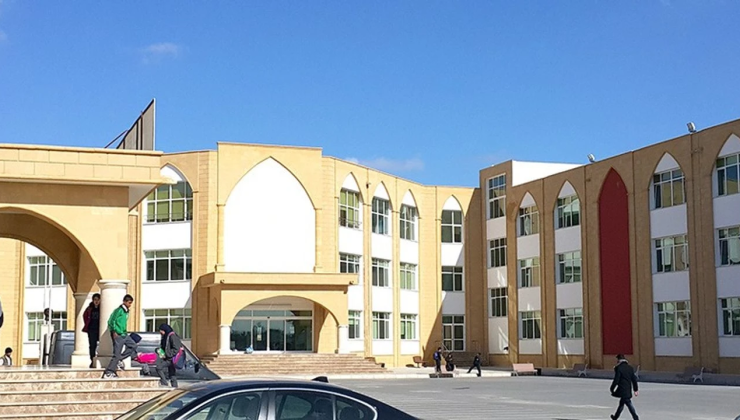 Başörtüsü tartışmasının odak noktasındaki öğrenci kaydını Hala Sultan İlahiyat Kolejine aldırdı