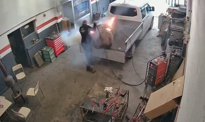 Kaynak yapılan mazot deposu bomba gibi patladı: Usta metrelerce savruldu