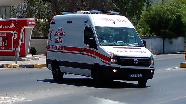 Apartman boşluğuna düşen genç ağır yaralandı