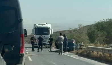 Önündeki araçları dikkatsizce geçmeye çalışan sürücü kazaya neden oldu 1 kişi yaralandı