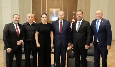 Cumhurbaşkanı Tatar, sanatçı Hülya Avşar’ı kabul etti