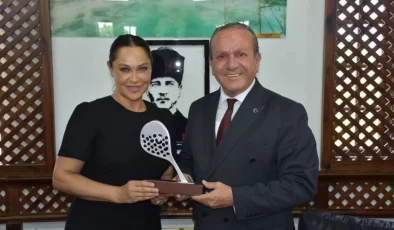 Ataoğlu, Avşar Cup Tenis Turnuvası için ülkemizde bulunan sanatçı Hülya Avşar’ı kabul etti