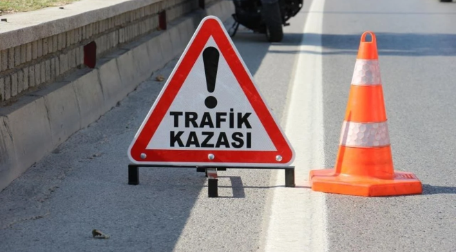 İki ayrı trafik kazasında 2 kişi yaralandı. Yaralanan 2 kişinin de sol ayak kemiği kırıldı