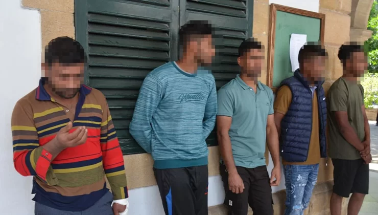 Ülkede ikamet izni olmadan kaçak olarak mahkemeye çıkartılan 5 Bangladeş’li mahkemeye çıkartıldı