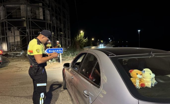 Sigortasız ve ehliyetsiz araç kullanmaktan rapor edilirken yapılan aramada uyuşturucuda tespit edildi