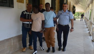 2’şer ay hapis cezasına çarptırıldılar