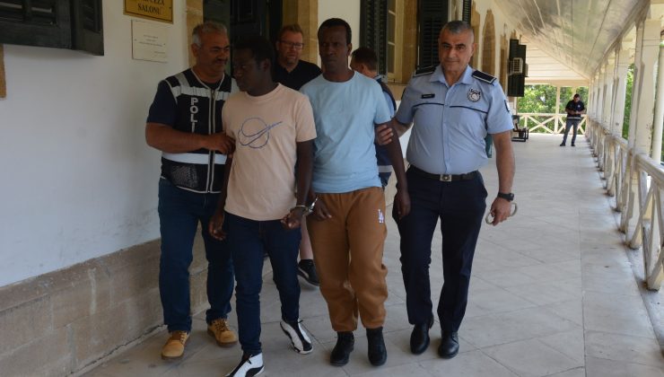 2’şer ay hapis cezasına çarptırıldılar
