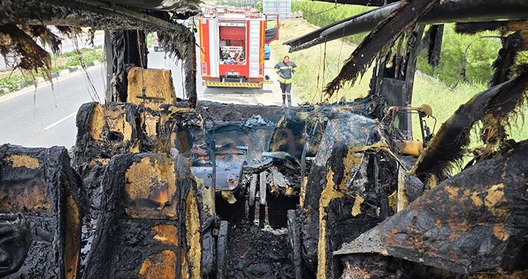 Girne -Lefkoşa Anayolunda seyir halindeki otobüs alev aldı. Öğrencilerin de içinde bulunduğu otobüste yaralanan olmadı
