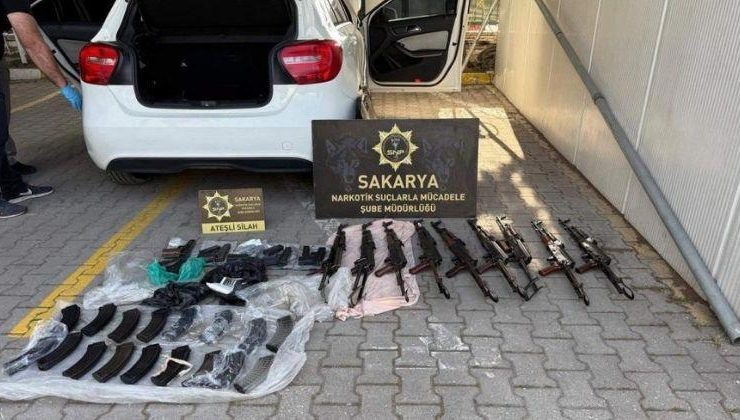 Polis memurunun aracından cephanelik çıktı