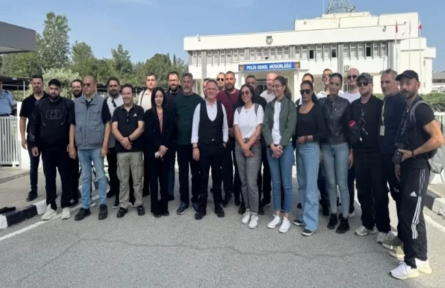 Basın – Sen ve Gazeteciler Birliği, Gazeteci Ayşemden Akın ve Emine Yüksel için Eylem yaparak dayanışma mesajı verdi