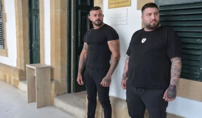 Bir kişiyi darp ederek, burnunu kıran ve kafa travması geçirmesine neden olan 2 zanlı teminata bağlandı